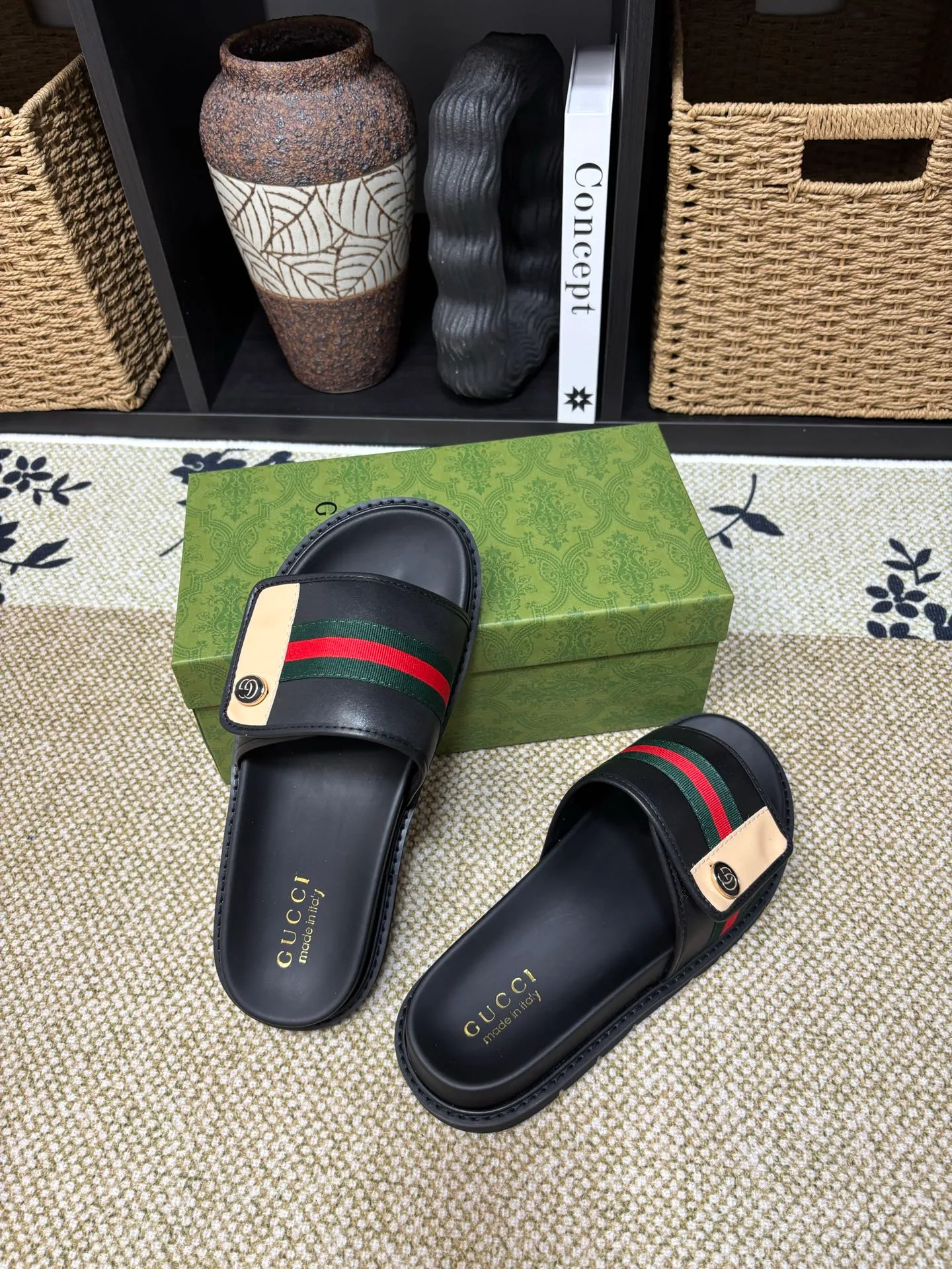 Factory 💰 300 yuan Gucci slippers] high-end men's shoes brand official website 1:1 latest masterpiece: original mold customization, the fabric is made of imported original materials, upgraded outsole, lighter and non-slip. The market's top quality, simple yet tasteful, a must-have for fashionistas, fashionable at your feet, full of confidence, the same style at the counter 👍The season of summer slippers is here. Code: 38-45 (45 customized)
